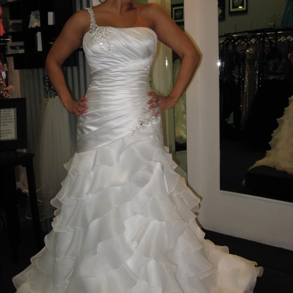Beautiful Diamond White Allure Wedding Dress